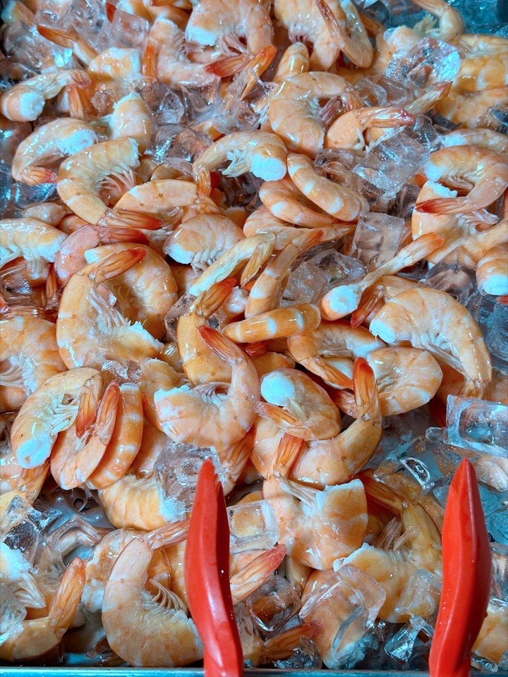 Whole shrimp on ice
